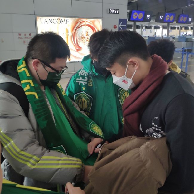 陈泽楷猛然一脚狠狠踹在毕丽娜身上，直将她踹出几米远，骂道：你这不长眼的狗东西。